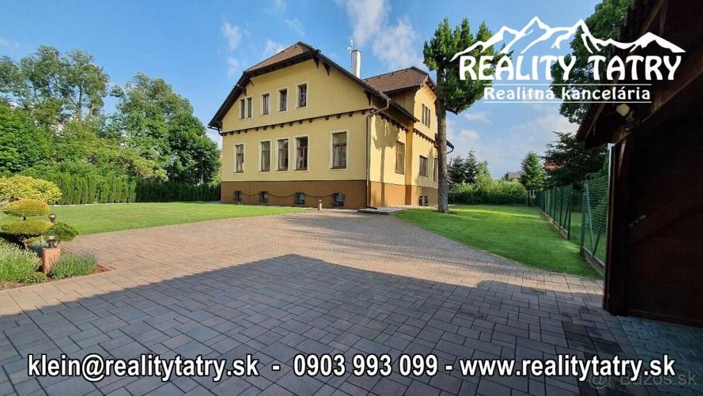 Rodinná vila s bazénom s nádherným pozemkom, altánkom a garážou - TOP LOKALITA !!!