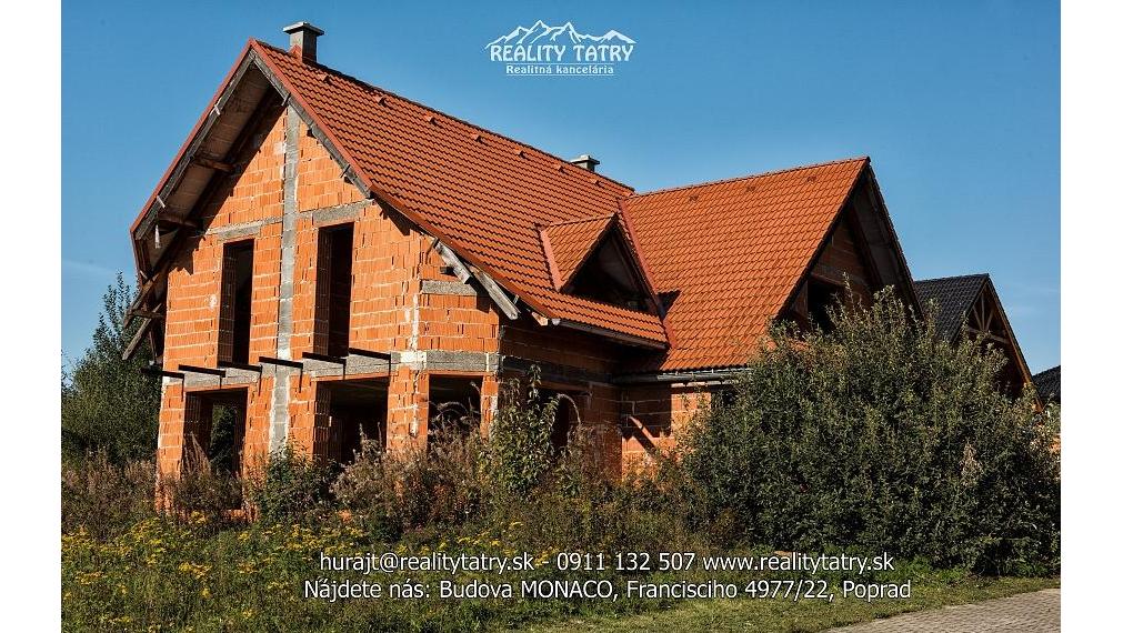 AKCIA !!! Rozostavaný RD s krásnym pozemkom s výhľadom na Vysoké Tatry vo Veľkej Lomnici