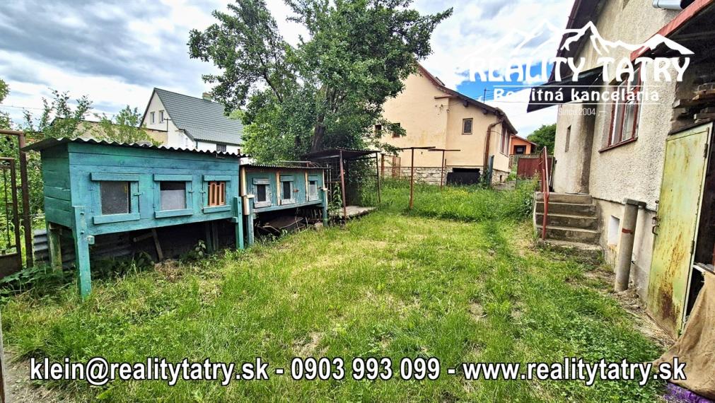 Rodinný dom na rozľahlom pozemku 1550 m2 s garážou a hospodárskou budovou - Poprad - Matejovce