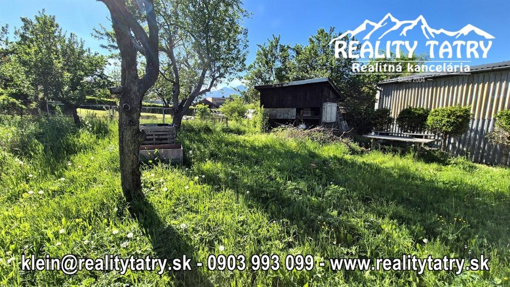 Rodinný dom na rozľahlom pozemku 1550 m2 s garážou a hospodárskou budovou - Poprad - Matejovce