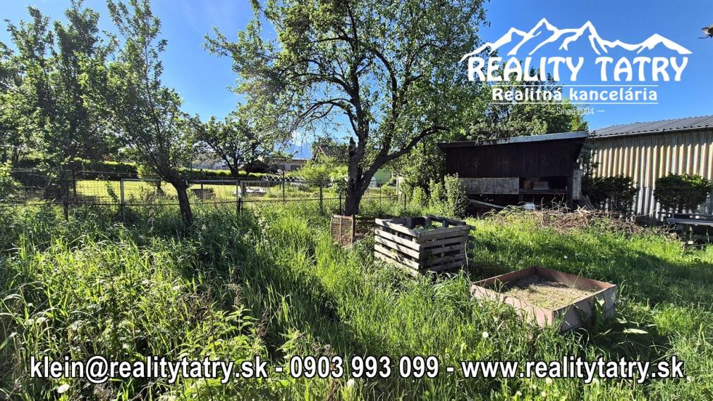 Rodinný dom na rozľahlom pozemku 1550 m2 s garážou a hospodárskou budovou - Poprad - Matejovce