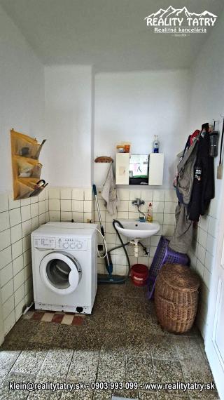 Rodinný dom na rozľahlom pozemku 1550 m2 s garážou a hospodárskou budovou - Poprad - Matejovce
