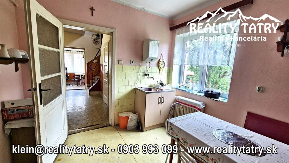 Rodinný dom na rozľahlom pozemku 1550 m2 s garážou a hospodárskou budovou - Poprad - Matejovce