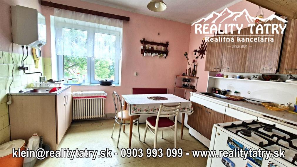 Rodinný dom na rozľahlom pozemku 1550 m2 s garážou a hospodárskou budovou - Poprad - Matejovce