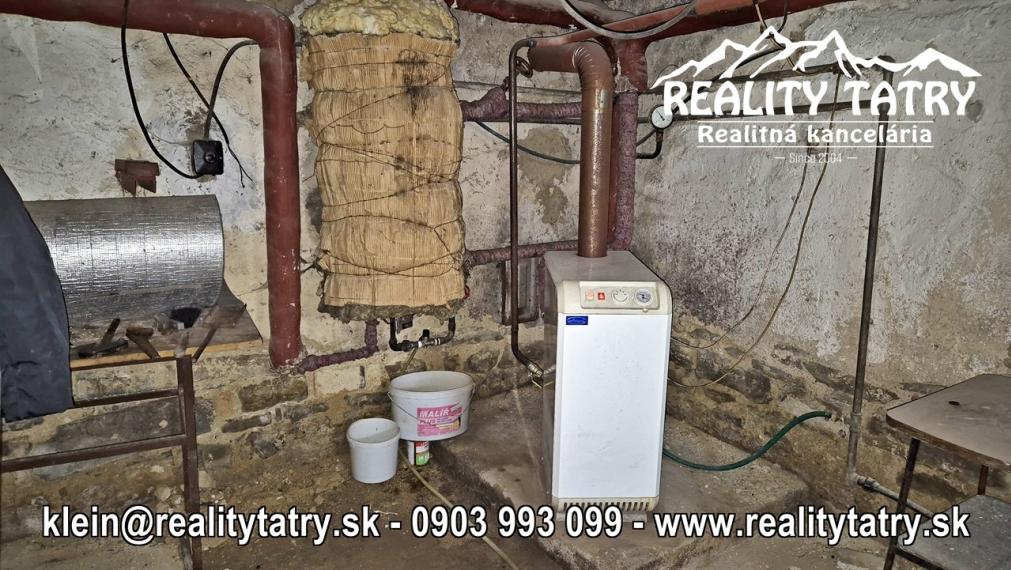 Rodinný dom na rozľahlom pozemku 1550 m2 s garážou a hospodárskou budovou - Poprad - Matejovce