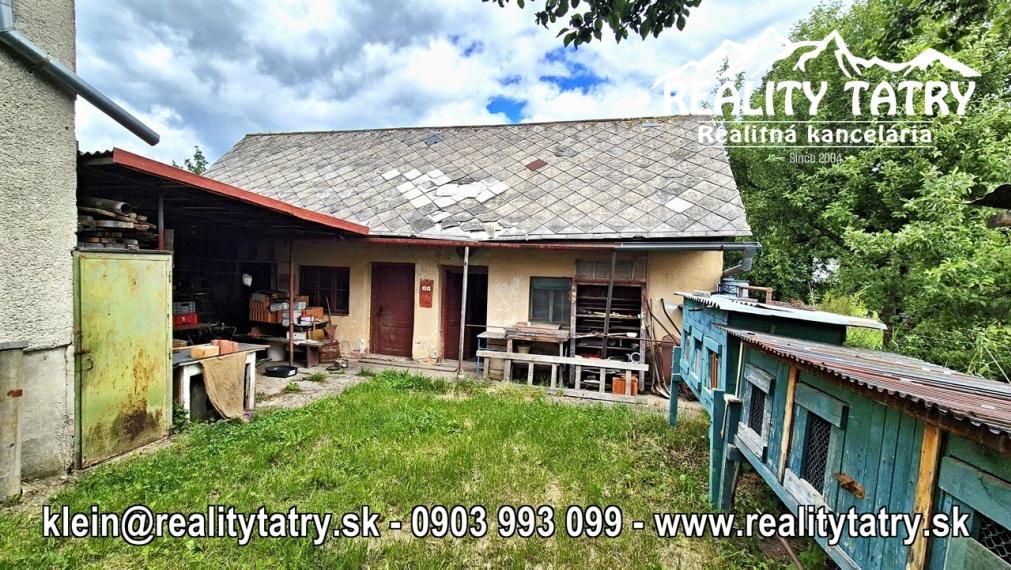 Rodinný dom na rozľahlom pozemku 1550 m2 s garážou a hospodárskou budovou - Poprad - Matejovce