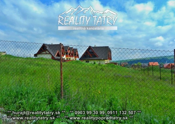 Stavebný pozemok 1101 m2 vo Veľkej Lomnici oplotený s kompletnými IS